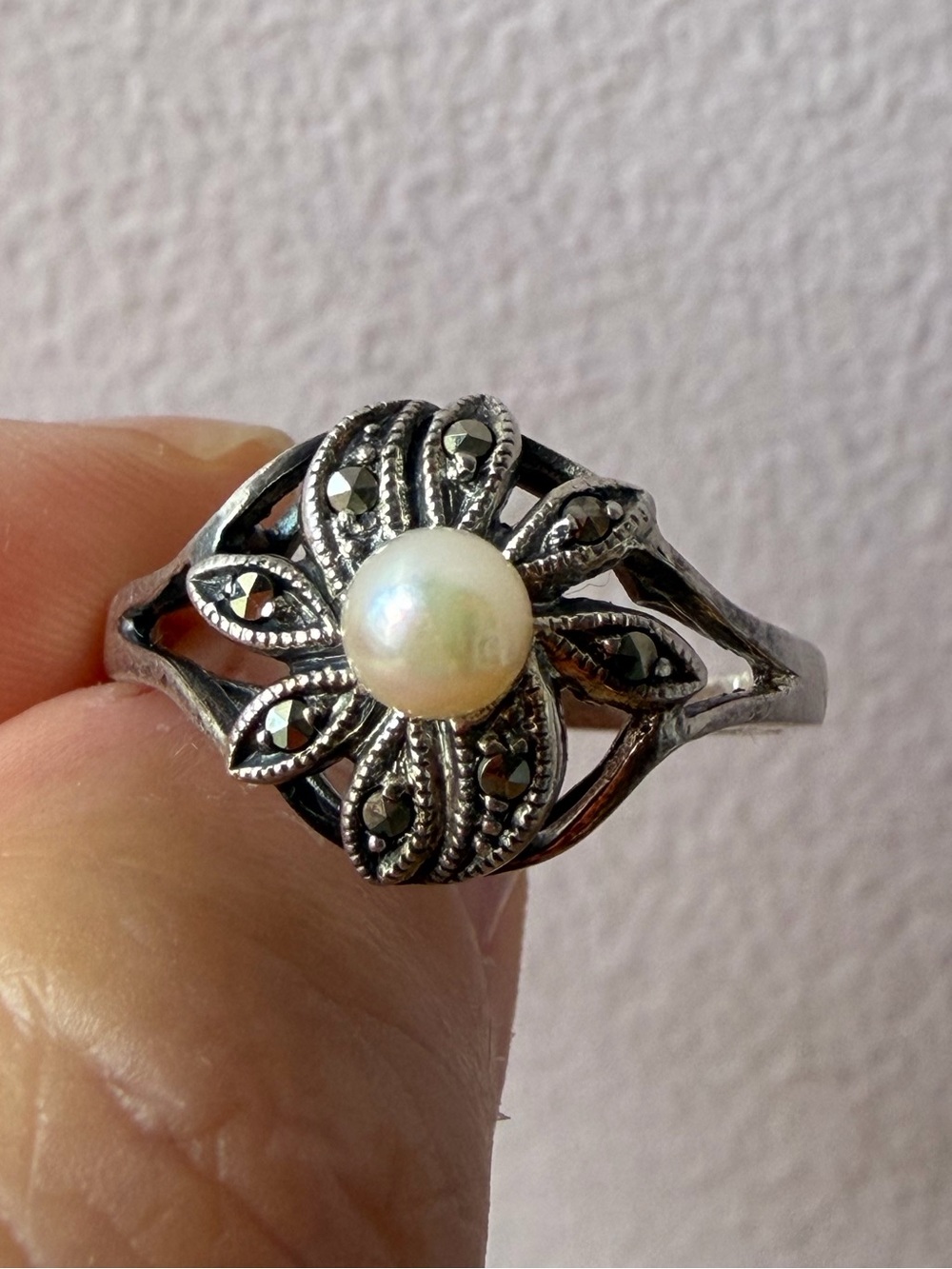 VINTAGE ROUND WHITE PEARL & MARCASITES RING 925 STERLING SILVER - Picture 13 of 16